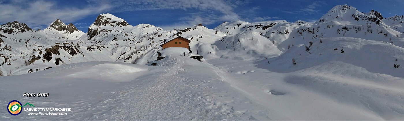 61 Vista panoramica verso il Rif. Calvi (2006 m) e la cerchia dei monti della sua splendida conca carica di neve.jpg